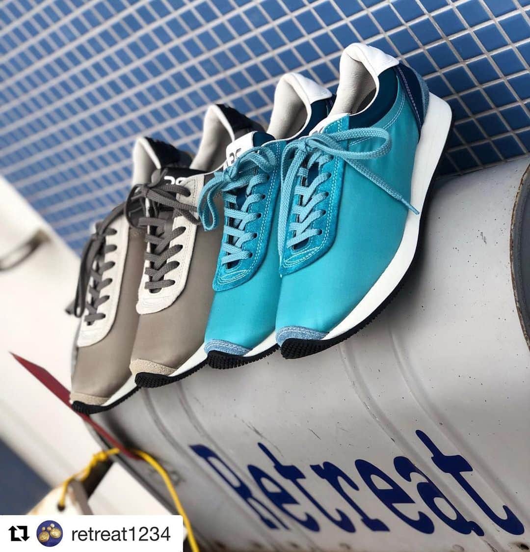 のインスタグラム：「#Repost @retreat1234 with @get_repost ・・・ RFW(アールエフダブリュー) KOPPE LO NYLON  price 22000+tax Color.BLUE GREY size.4(22cm)5(23cm)6(24cm)7(25cm  8(26cm)9(27cm)  国内の工場で製作した日本製スキニーカー"コッペ"にナイロン素材の新モデルが登場。 アッパーには高密度のナイロンを使用。履き口周りパディングのライニングには豚革を使用しているので、足当りが非常にソフトです。 一見シンプルですが、パターンの曲線の重なり合いがとても美しいデザインです。 ヒールタブと、シュータンのブランドロゴ部分が配色になってります 踵周りにはベロア素材のスタビライザーが付いています。こちらがある事によって、履いた時の踵の安定感が格段に上がります。 厚みのあるミッドソールで全体的にクッション性が豊かになっています。 アウトソールにはビブラムソールを使用。黒い球体が連なるソールの中に見える白い点々はグラスファイバー(ガラス繊維)で、高いグリップ力を発揮します。 踵にはRFWのロゴが入ります。  ONLINE SHOP http://p-retreat.shop-pro.jp/  #retreat郡山#retreatkoriyama #retreat #rfwtokyo #リトリート#RFW#Seilin #koriyama #fukushima #JAPAN #郡山 #lnstafashion #selectshop #retreat #rfwtokyo #リトリート#RFW#Seilin #koriyama #fukushima #JAPAN #郡山 #lnstafashion #selectshop」