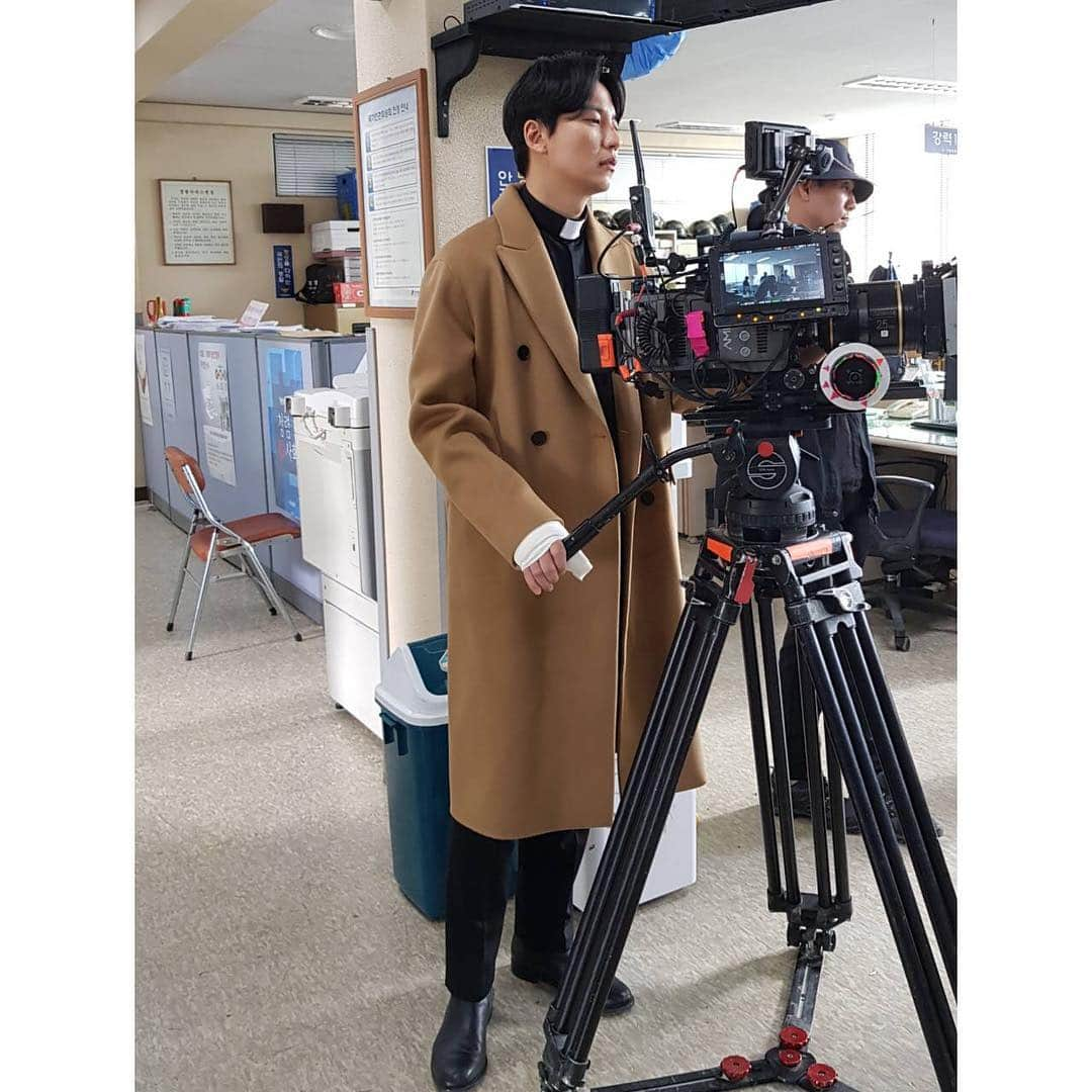 C-JeS エンタテイメントさんのインスタグラム写真 - (C-JeS エンタテイメントInstagram)「카메라 꼼지락~ 호기심천국 #김남길 . 코트까지 찰떡인 #김쓰나미 신부님 💛 여러분을 위한 #비하인드 짤 도착📷 . #KimNamgil #キムナムギル #金南佶 #열혈사제 #김해일 #TheFieryPriest #热血司祭 #씨제스타그램 #cjestagram」3月20日 9時30分 - cjes.tagram