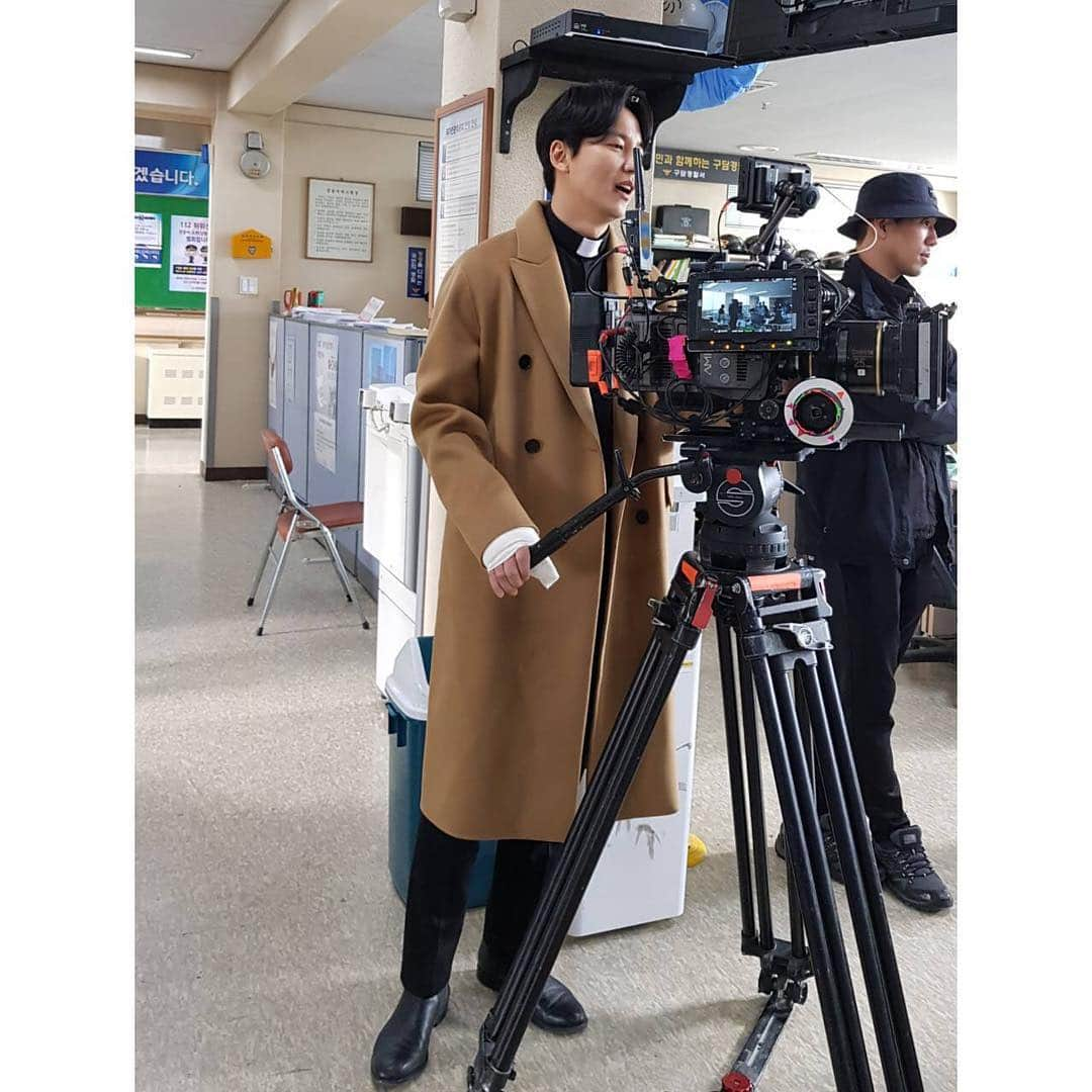 C-JeS エンタテイメントさんのインスタグラム写真 - (C-JeS エンタテイメントInstagram)「카메라 꼼지락~ 호기심천국 #김남길 . 코트까지 찰떡인 #김쓰나미 신부님 💛 여러분을 위한 #비하인드 짤 도착📷 . #KimNamgil #キムナムギル #金南佶 #열혈사제 #김해일 #TheFieryPriest #热血司祭 #씨제스타그램 #cjestagram」3月20日 9時30分 - cjes.tagram