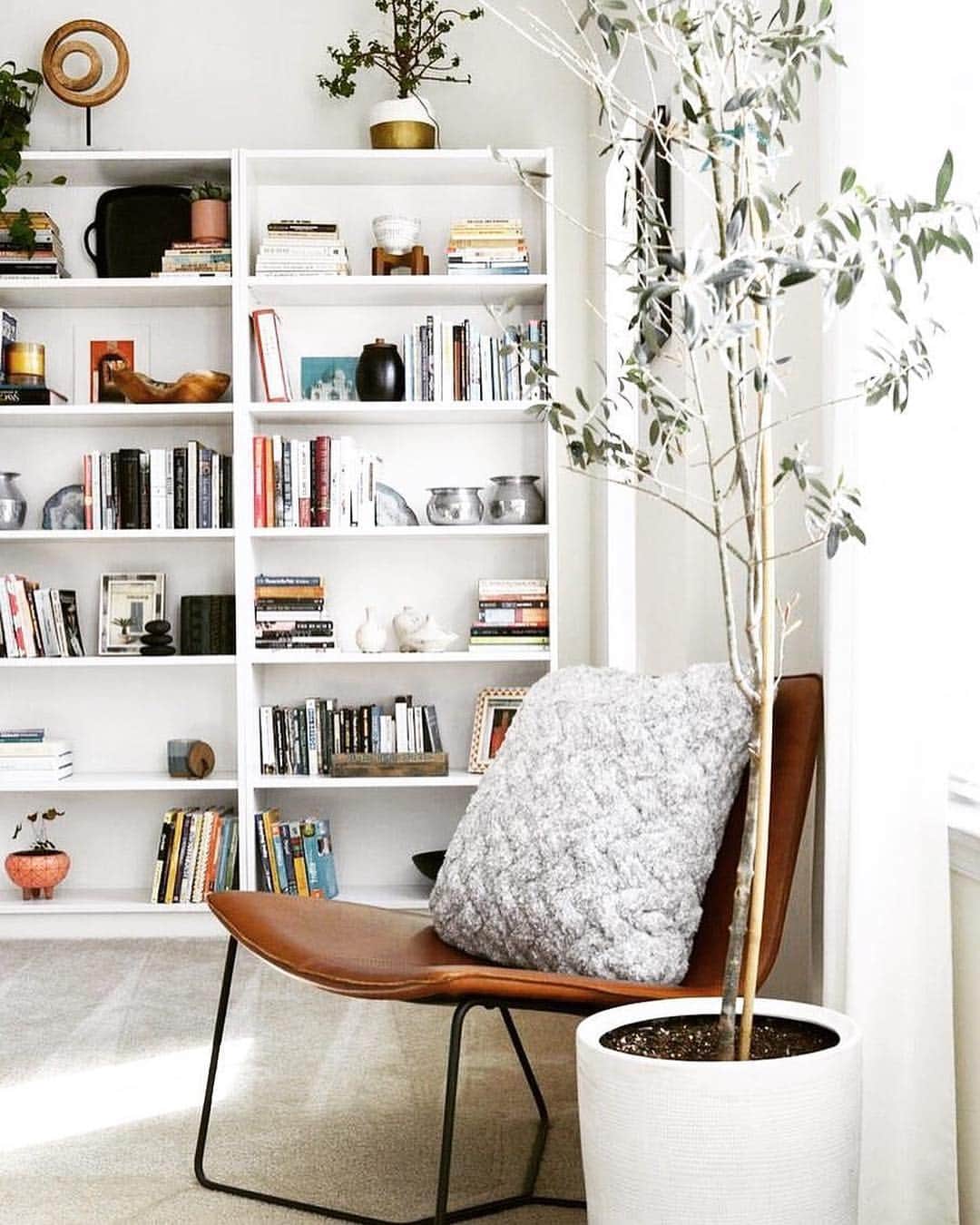 west elmさんのインスタグラム写真 - (west elmInstagram)「Your favorite reading nook just got a whole lot better. Create a space you love spending time in like this one from @chelsea_stylemutthome with the Slope Lounge Chair! 📚 Share yours with @westelm. #readingnook #cozyvibes #loungechair」3月20日 9時33分 - westelm