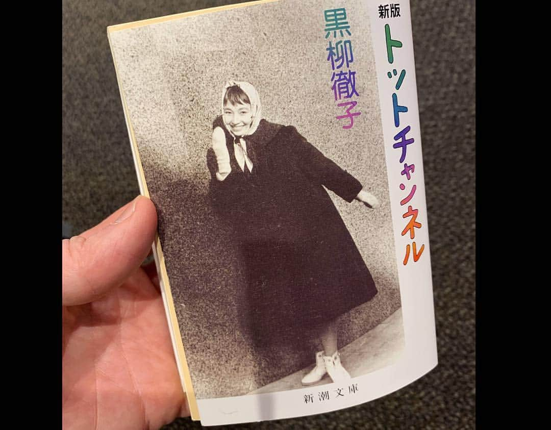 アンミカさんのインスタグラム写真 - (アンミカInstagram)「夫婦で敬愛する黒柳徹子さんと収録📺✨ テディが日本に来て、初めて日本語で読んだ本の一冊が【トットチャンネル】で、黒柳徹子さんにお会いできたことに大興奮✨ 感動の1日になりました❣️ 放送日が決まれば、また告知致しますね☺️ みんなの波動が近かったのか、みんなブルー系で✨ 。 #夫婦にとって忘れられない日になりました❤️ #黒柳徹子さんはNYに住んでいたこともあり英語もお上手！ #舞台裏ではアメリカンジョークで夫と盛り上がって私の方が置いてけぼりでした笑 #黒柳徹子さんのお肌がピカピカで美しかったです✨ #テディは徹子さんのことはトットちゃんなのだそうです！ #私より旦那が話してた徹子の部屋です！ #黒柳さんバービー人形の元になった着物で5番街を歩く写真も見せてもらいました！ ワンピース  #escada ジュエリー  #bvlgari  靴  #christianlouboutin  旦那様全身  #hugoboss  靴下  #happysocks  @theodoremillertokyo」3月20日 9時37分 - ahnmikaofficial