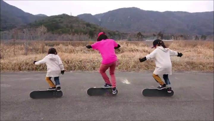 のインスタグラム：「Crossfooted rail flip festival 😄😄😄 クロスフット祭✨🎉 @sarakoko_lovelysk8ers #5yearsold #8yearsold  #powellperalta  #fscom  #freestyleskateboarding #isamuyamamoto  #skateboard #skateboarding #スケボー #スケートボード #skatecrunch  #skatecrunchmag  #skatemaps #thankyouskateboarding #skateeverydamday #shralpin  #hellaclips  #skatesubmit  #metrogrammed」