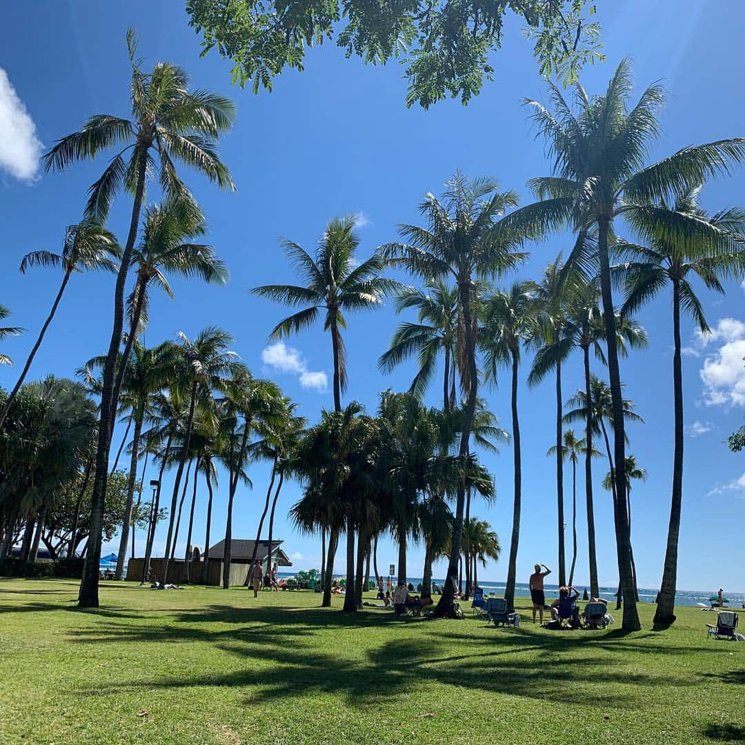 瀬戸サオリさんのインスタグラム写真 - (瀬戸サオリInstagram)「ハネムーン Day5 🌺🌈 . 海とプールを満喫しまくった日🤙 ビーチ🏖で海に入って ホテルプールでまた泳ぐ👙 旦那様は寝る💤 . sunsetみて ディナー🍽💜 . 海も景色もノーフィルター こんなに綺麗なのが凄い🌺 ホテルプールが 最高すぎてたまんなかった👙🌈 ＿＿＿＿＿＿＿＿＿＿＿＿＿ #ハネムーン #ハワイ #まったり #最高な景色 #beach #hawaii  #honeymoon  #trip」3月20日 9時46分 - seto_saori