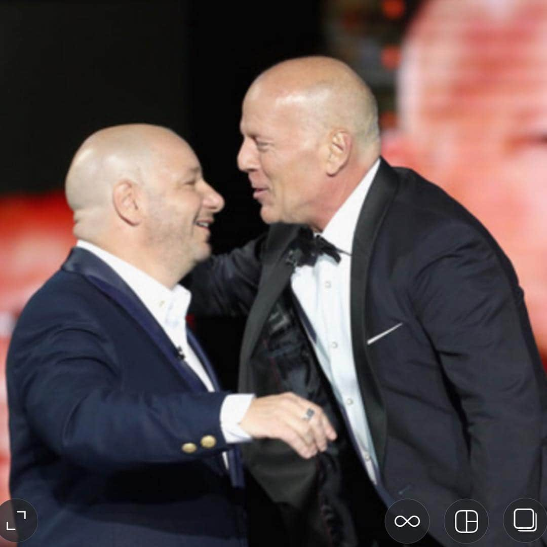 ジェフリー・ロスさんのインスタグラム写真 - (ジェフリー・ロスInstagram)「Happy birthday to my twin brother and the eventual star of “Die Hard 11: Natural Causes” #BruceWillis #niceguy」3月20日 9時48分 - therealjeffreyross