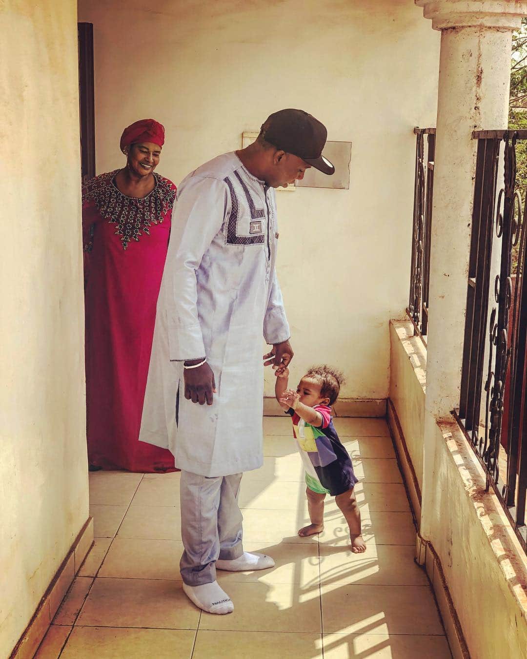 中鉢明子さんのインスタグラム写真 - (中鉢明子Instagram)「#fatherandson #grandmother #family #bamako #mali #africa #家族 #アフリカ #マリ共和国」3月20日 9時50分 - akiko_harlem