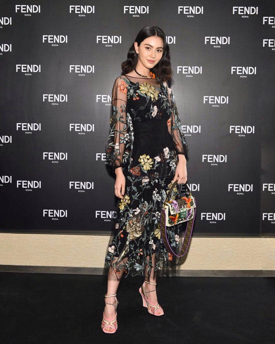 マイ・ダーウィカーさんのインスタグラム写真 - (マイ・ダーウィカーInstagram)「#FendiICONSIAM #FendiSS19  #FendiBaguette  #FendiThailand @fendi ❤️📸 @voguethailand」3月20日 9時55分 - davikah