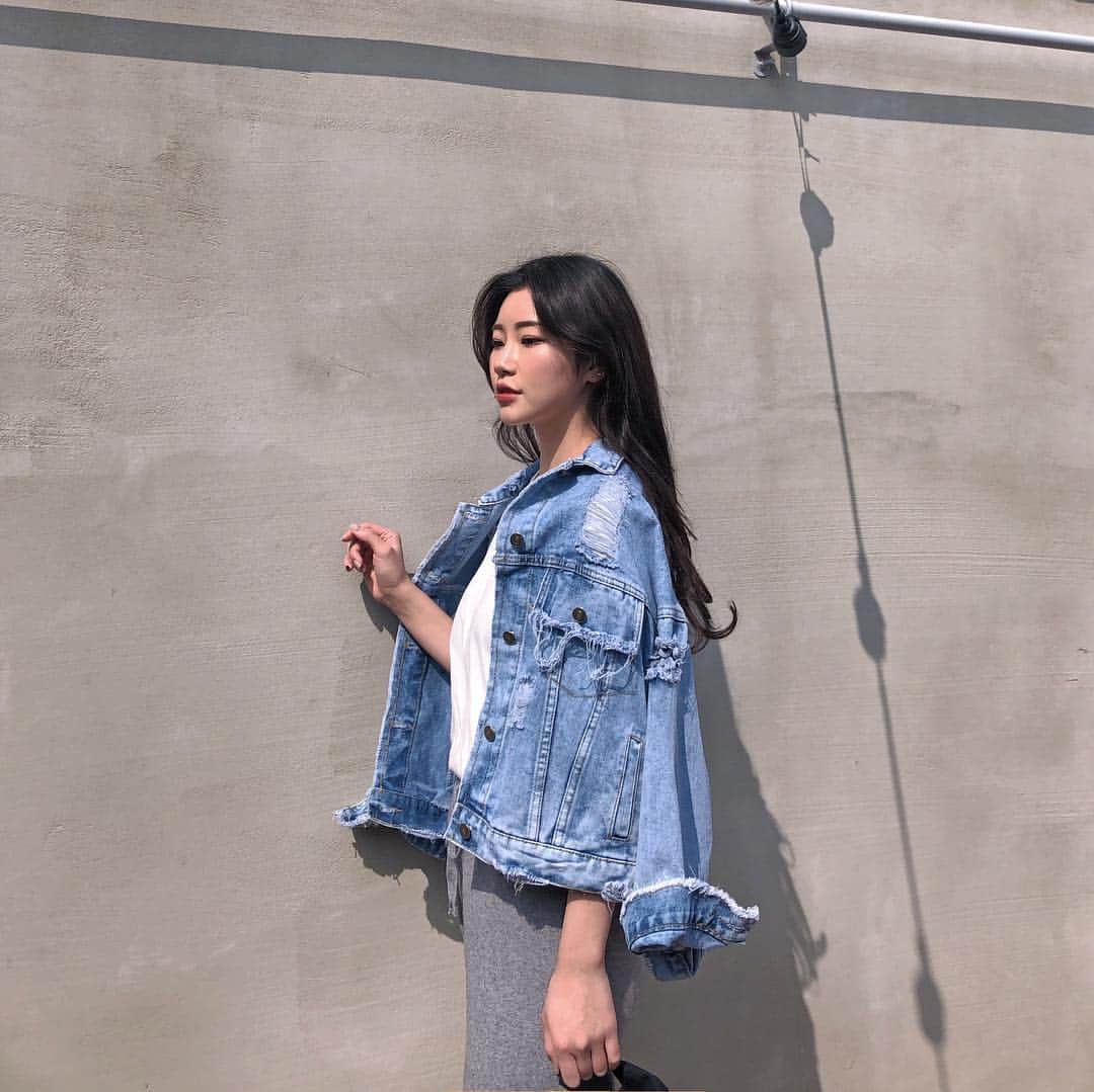 のインスタグラム：「ダメージデニムとグレーのパンツで大人カジュアルコーデが出来ちゃう🌿シンプルなのにお洒落感バツグン🎶💞 ー #ダメージデニム#デニムジャケット#カジュアルコーデ#大人シンプル#シンプルコーデ」