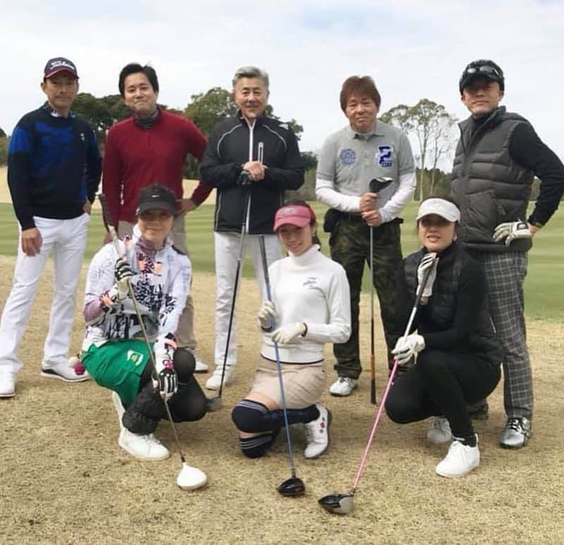 のインスタグラム：「昨日は仲間うちでゴルフ^ ^ いいお天気で成績は悪くても楽しければいーのだーー！！ 笑笑  長いお留守番のお仕事を 頑張ってくれたべにひおは  朝からこんな感じで アタシにくっつきまくってて。  掃除したいのにできない…  笑笑  のいてけろーっっ🌻  今日も素晴らしいお天気ね☀️ Happyで^ ^  #井上貴子  #LLPWX #女子プロレスラー #ゴルフ #紅緒と柊音 #べにひお #トイプードル #市原太平洋クラブ」
