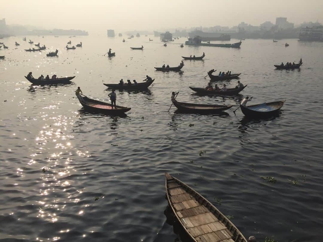 ナショナルジオグラフィックさんのインスタグラム写真 - (ナショナルジオグラフィックInstagram)「Photo by @tasneemalsultan | A misty morning view out to the river in Dhaka, Bangladesh. #Dhaka #Bangladesh」3月20日 10時03分 - natgeo