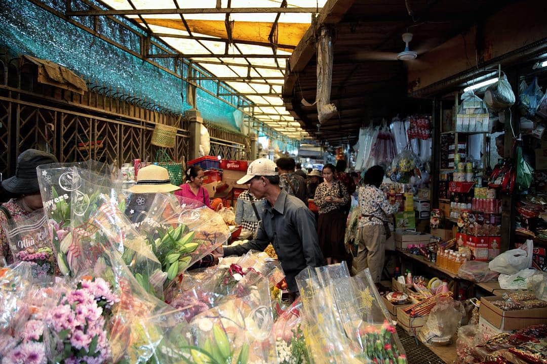 Shunsuke Miyatakeのインスタグラム：「A man selecting flowers, Phnom Penh, Cambodia.」