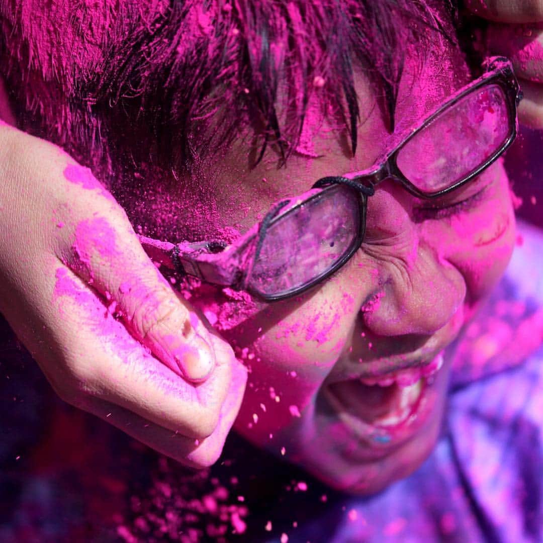 NBC Newsさんのインスタグラム写真 - (NBC NewsInstagram)「Children cover each other in colored powder during Holi celebrations in Mumbai, India on Tuesday. . 📷 @francis_mascarenhas / @reuters」3月20日 10時04分 - nbcnews