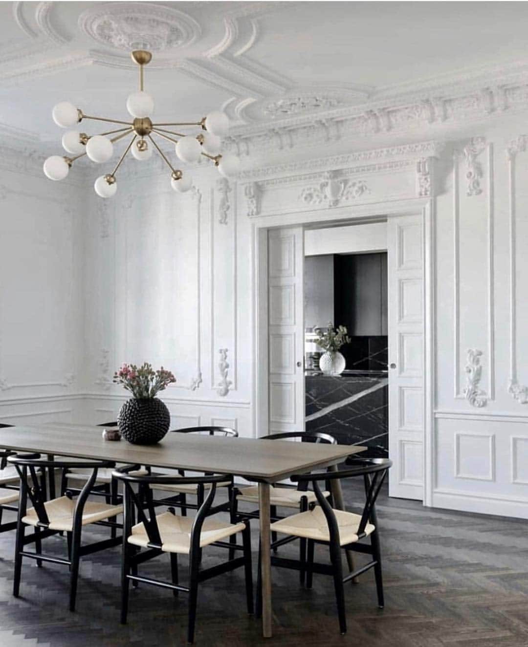 マリッサ・ウェッブのインスタグラム：「Recently started noticing ceiling medallions. Amazing the character they add to a room. And will always be a fan of vintage moldings, neutrals + doors with personality.  #interiorinspo from @livingedgeinteriors ... #swedishdesign #modernvintage #homedecor #diningroomideas #herringbonefloor #lighting #interiordesign #homeinspo」
