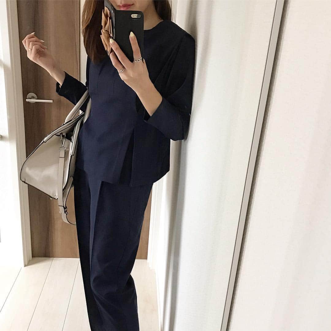 のインスタグラム：「娘の卒園式でした🌸 終始感動😭 お友達、ママ友、先生にも恵まれ本当に楽しい幼稚園生活でした。 帰宅してから娘はケロッとしてるけど、私の方が寂しい😔 ずっと卒園式の写真やら動画を見てはうるうるしてます😂  4月からは小学生。 私もまたドキドキ。 ・ ・ 卒園式コーデは @urs_official のセットアップ。 ネイビーです。 これに真珠のネックレスにトレンチを羽織って行きました🌼 結婚式にも着れそう💓  写真は髪切る前。 ________ #卒園式コーデ  #urs_styling#urs_official  #セットアップ#幼稚園ママ #ママコーデ#ユアーズ #fashion#locari#outfit」