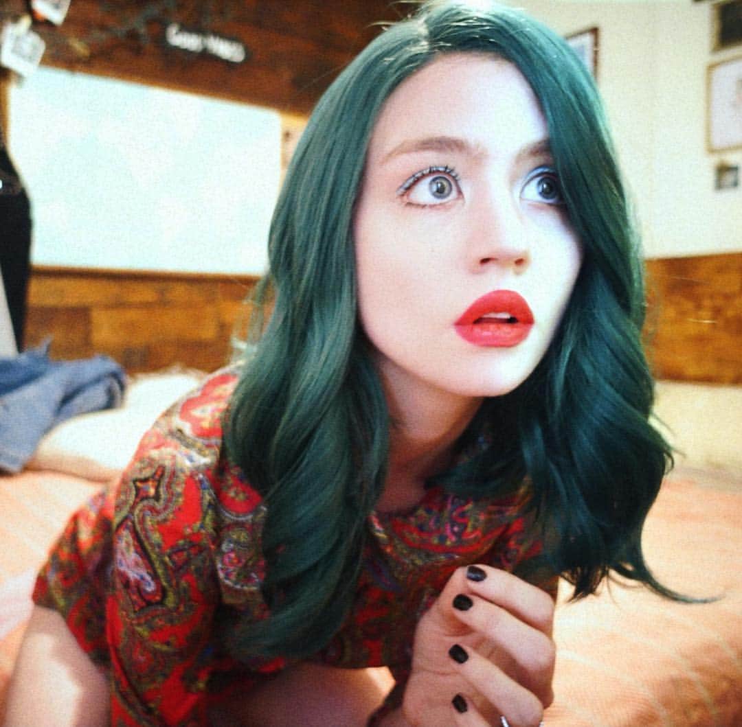 アリソン・ハーバードのインスタグラム：「@beccacosmetics | @shopexile | @wigdot」