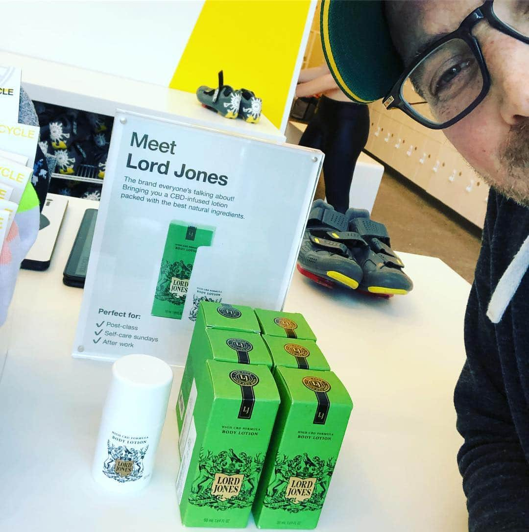 ダン・ブカティンスキーさんのインスタグラム写真 - (ダン・ブカティンスキーInstagram)「What a great surprise.  @thelordjones at @soulcycle !!! Perfect combination - CBD lotion for tired knees!! #atlanta」3月20日 10時16分 - danbucatinsky