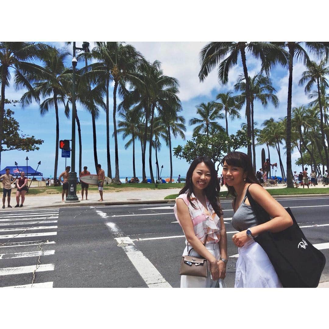 中津悠希のインスタグラム：「朝散歩🏝💕🐾🐕🐾 #hawaii #ハワイ #family #trip #waikiki #beach #sisters #散歩 #stroll」