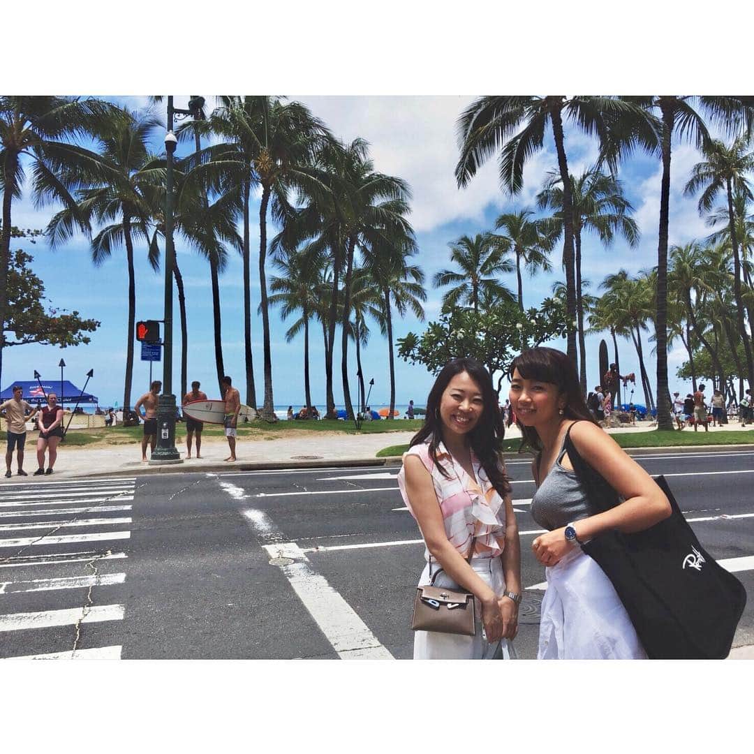 のインスタグラム：「朝散歩🏝💕🐾🐕🐾 #hawaii #ハワイ #family #trip #waikiki #beach #sisters #散歩 #stroll」