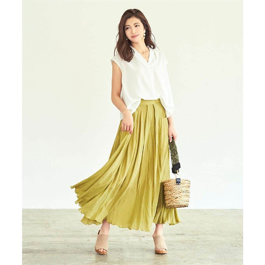 LOCONDO.jp さんのインスタグラム写真 - (LOCONDO.jp Instagram)「柔らかく軽やかな風合いの素材が涼しげで、シーズンムード満点のマキシスカート。 ボリュームのある生地感で、風にのってふわりと広がるフレアシルエットが女性らしい一枚。  ユアーズ ur's スラブボリュームマキシスカート （イエロー）  #locondo #urs #skirt #flareskirt #2019ss #fashion #instafashion #style #ig_fashion #ladiesfashion #instagood #패션 #패션스타그램 #时装 #时尚 #鞋 #ロコンド #ユアーズ #スカート #フレアスカート #2019春夏新作 #レディースファッション #ファッション #ファッションコーデ #ファッション好き #服 #自宅で試着 #気軽に返品 #靴を買うならロコンド #靴だけじゃないよロコンド」3月20日 10時27分 - locondo_official