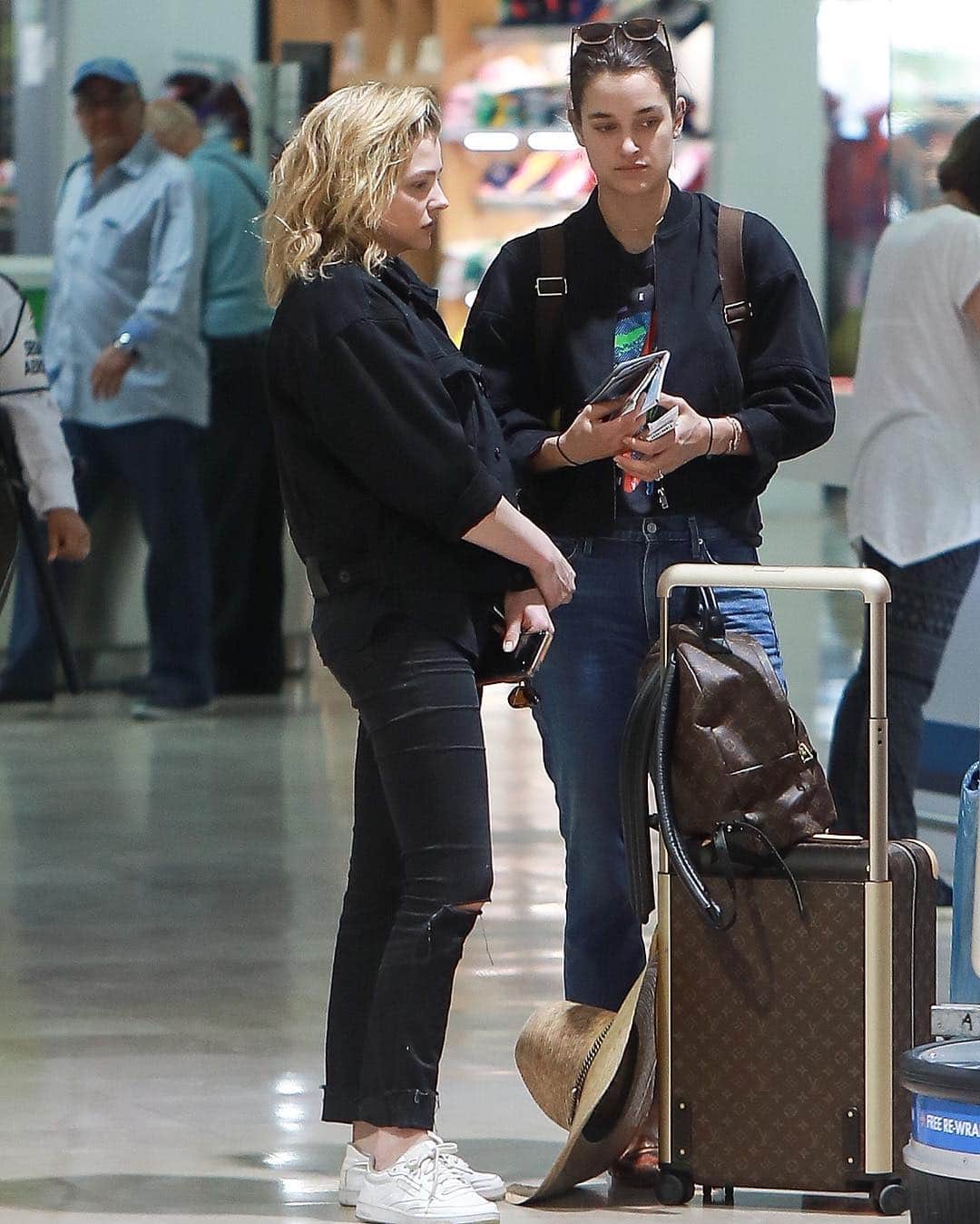 Just Jaredさんのインスタグラム写真 - (Just JaredInstagram)「Chloe Moretz and model Kate Harrison were spotted at the airport in Mexico, three months after they were spotted kissing. Go to the LINK IN BIO for all of the photos. #ChloeMoretz #KateHarrison Photo: Backgrid」3月20日 10時19分 - justjared