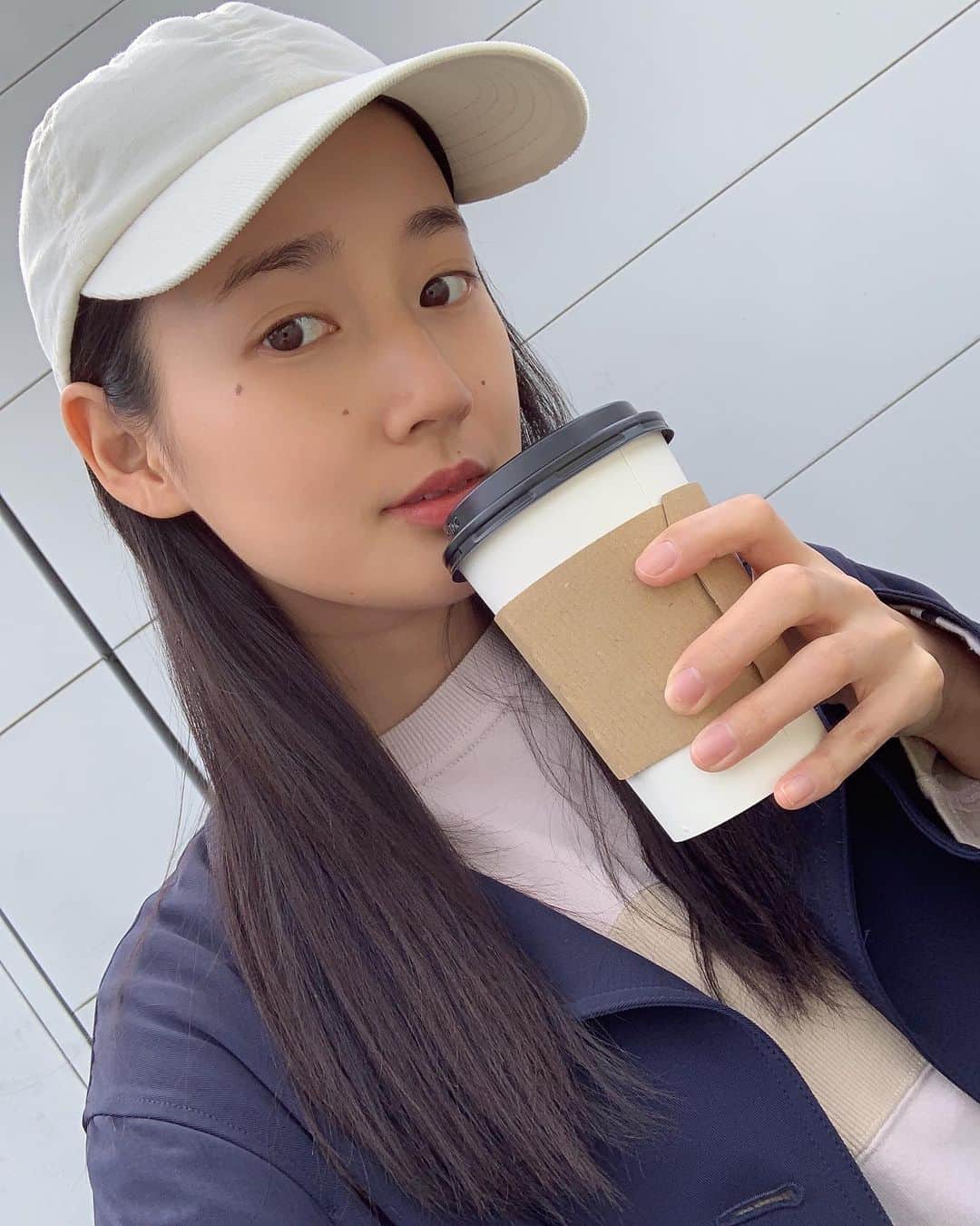高嶋香帆のインスタグラム：「毎日カフェラテ飲みたくなるー。 カフェイン中毒ですー。 . 本日も素敵な一日を！ ちなみに私も花粉症デビュー果たしたしました😂👏✨」