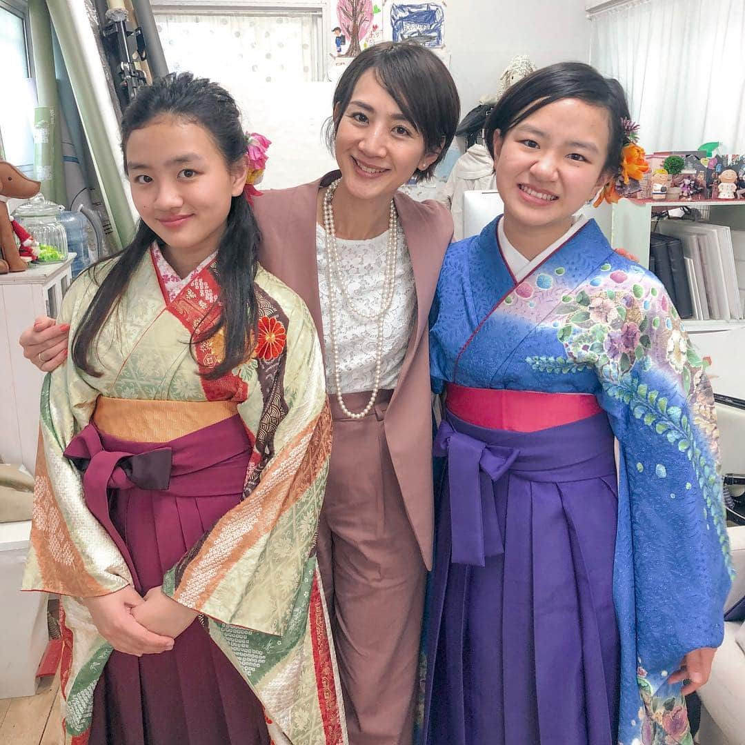 土井地恵理子さんのインスタグラム写真 - (土井地恵理子Instagram)「6年間通った小学校を卒業しました！ 最後の一年は、引越し先から通ったので 毎日の送り迎えは大変だったけど 本当に良い学校で お友達にも恵まれて 毎日学校に行くのが楽しくてしょうがなかった6年間 それはもう羨ましいくらい！ ・ 4月からは2人違う学校に通うことにしました だから同じ校舎に通うのはこれで最後 ・ それぞれの道で それぞれのお友達 それぞれの興味を見つけて 自分らしく生きて欲しいです👯‍♀️ ・ 喧嘩も多いけど お互い助けられてたことをこれから実感するんだろう 自分の道を進みつつ 寄り添いながら 仲良く支え合っていって欲しい せっかく双子に産まれたんだからね！ ・ 小学校で出会った友達 経験したこと、熱中したこと、 大切に、たくさん蓄えて 羽ばたいていけますように❤︎ ・ ・ みんなおめでとう㊗️✨✨ ・ ・ #graduation #congratulations  #卒業 #卒業式 #小学校卒業式 #おめでとう #双子 #twins」3月20日 10時31分 - ericodoiji