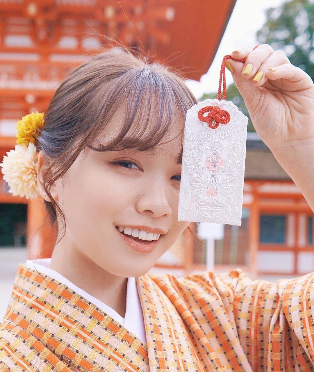 のインスタグラム：「TaVisionフォロワーの方におすすめしてもらった#下鴨神社 にきたよー♪﻿ ﻿ #下鴨神社 には縁結びや美麗祈願などの、お社があるみたいで！これは行かねば、、！という思いにかられました😂笑！﻿ ﻿ そして、写真映えもするめちゃくちゃ可愛い#レースのお守り があるのはここだけ！！﻿ 可愛すぎて見ていてうっとりしちゃいました、、﻿ ﻿ お守りの種類も豊富だし、静かで落ち着いた場所で、でもとても広くて楽しいので、﻿ カップルでくるのも、友達同士でくるのも、お一人でくるのでもとってもいい場所だと思います✨﻿ ﻿ #下鴨神社 ﻿ ーーーーーーーーーー﻿ 住所▶︎〒606-0807　﻿  京都市左京区下鴨泉川町59﻿ 電話番号▶︎075-781-0010﻿ 交通情報▶︎京阪電車「出町柳」駅 徒歩12分 開門時間▶︎6:30 - 17:00﻿ ーーーーーーーーーー﻿ ﻿ #TaVision #女子旅 #京都 #京都旅 #京都女子旅 #京都グルメ #ゆうこす #菅本裕子 #旅行好きな人と繋がりたい #下鴨神社 #レースのお守り #縁結び ﻿」