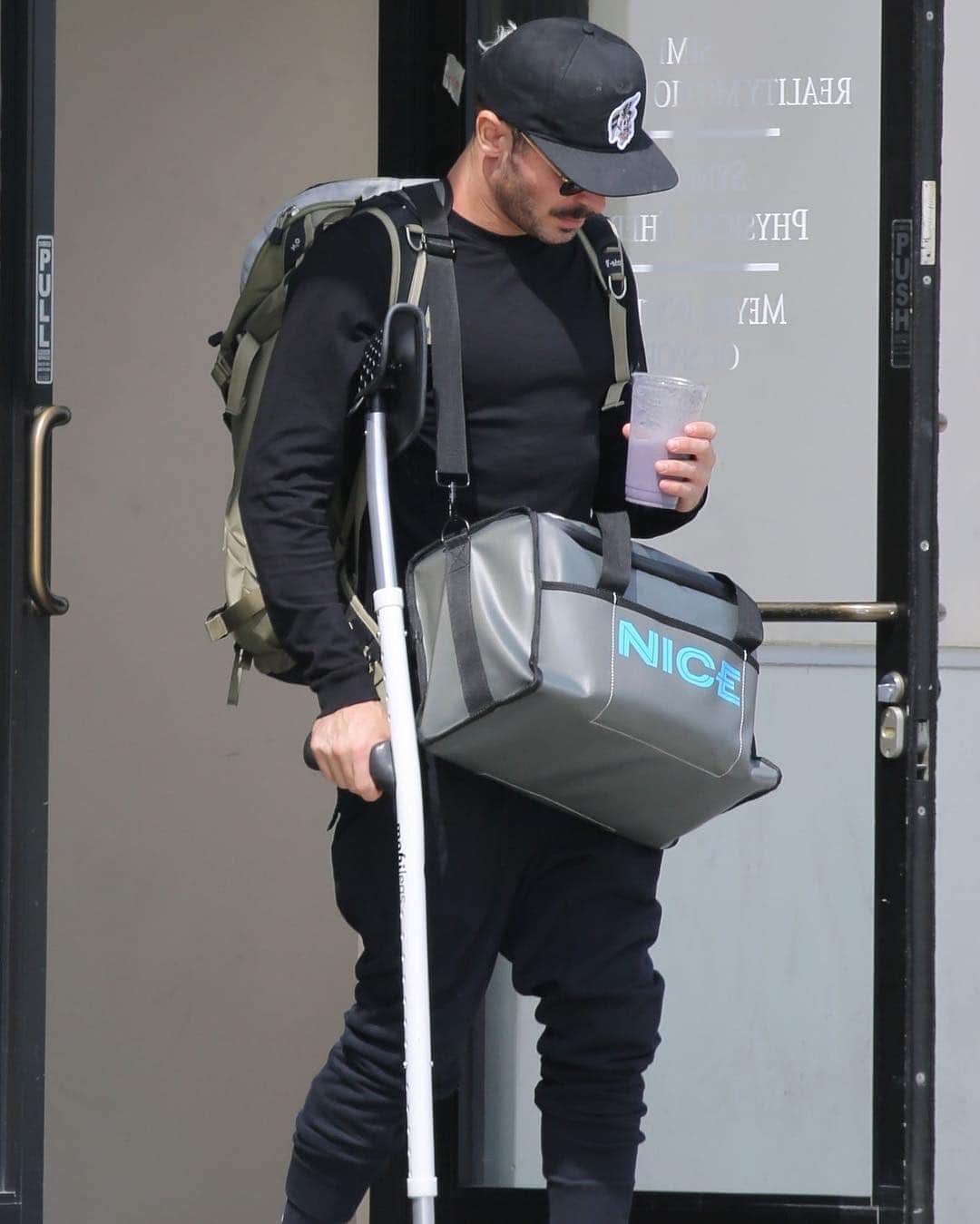Just Jaredさんのインスタグラム写真 - (Just JaredInstagram)「@zacefron keeps a low profile as he uses a crutch while leaving a physical therapy session after recently tearing his ACL.  #ZacEfron Photo: Backgrid」3月20日 10時47分 - justjared