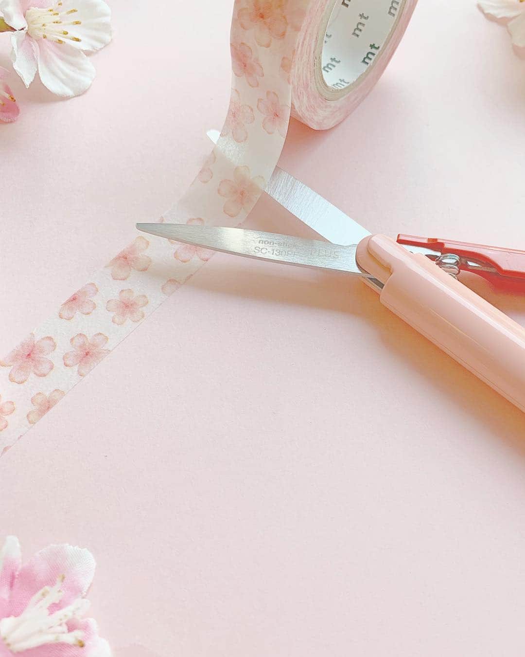 ＋PLUS（プラスショールーム）さんのインスタグラム写真 - (＋PLUS（プラスショールーム）Instagram)「桜色の文房具🌸﻿﻿ ﻿ #桜 の季節はもうすぐ。﻿ 淡く優しい桜色の文具で﻿ 春を先取りしてみてはいかがでしょうか。﻿ ﻿﻿ マステを切ってもベタつかない、﻿﻿ フッ素コーティング刃の携帯はさみ﻿﻿ 「ツイッギー」✂︎✂︎✂︎🌸﻿ ﻿﻿ スリムなデザインなので、持ち歩きやすく お花見でも活躍しそうです🍺🍡 ﻿﻿ ぜひ店頭にてお試しくださいね。﻿﻿ ﻿﻿ #マステ#手帳#ほぼ日#手帳タイム#マステ沼#文具#文房具#文具女子#washitape #stationery﻿﻿#手帐 #戰利品#journaling #樱花 #journalprompts #花見 #thedailywriting #bulletjournal #pink #手帐生活 #手帳 #手帳好朋友 #手帳生活 #手帳ゆる友 #notebook#washitape #washi #maskingtape  #japan #sakura#日枝神社 ﻿﻿ ﻿﻿ ﻿」3月20日 10時50分 - plus_style.yebisu