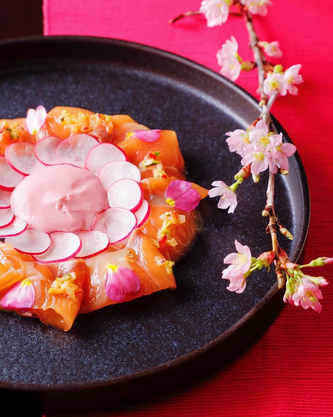 The St. Regis Osakaさんのインスタグラム写真 - (The St. Regis OsakaInstagram)「. ジャンルカシェフのSAKURAメニュー  桜づくしの美味しさで 華やかな春の訪れを楽しむ  SAKURAをテーマに、 前菜、パスタ、メイン、デザートにいたるまで、 食材や彩り、盛り付けなど、桜の要素が ぎゅっと詰まったイタリア料理のコースが 期間限定で登場します。  この春、ジャンルカシェフが腕をふるう、 味わい豊かな“お花見”を愉しみませんか？  期間 03/18~04/26 ランチ＆ディナータイム  料金 ［ランチコース］お1人様 ￥8,800 per  person ［ディナーコース］お1人様 ￥1,7600 per  person  SAKURA Menu by Chef Gianluca  Sakura season has returned to La Veduta with a unique creation appointed by our Executive Chef Gianluca.  Savor Italian cuisine using various fresh ingredients decorated in exquisite coloring and arrangements to depict the scenery of Ohanami (cherry blossom viewing). Period  03/18~04/26 Lunch and Dinner  Price Lunch Course: ￥8,800 per  person  Dinner Course: ￥1,7600 per person  #stregis #stregishotel #stregisosaka #osaka #luxuryhotel #exquisite #besthotel #osakahotel #marriott #5starhotel #luxurydestination  #hotelroom #hotelsandresorts #hotellife  #luxurytrips #beautifulhotels #japantravel  #travellife #travelphotography #spiring #sakura #afternoontea」3月20日 10時51分 - stregisosaka
