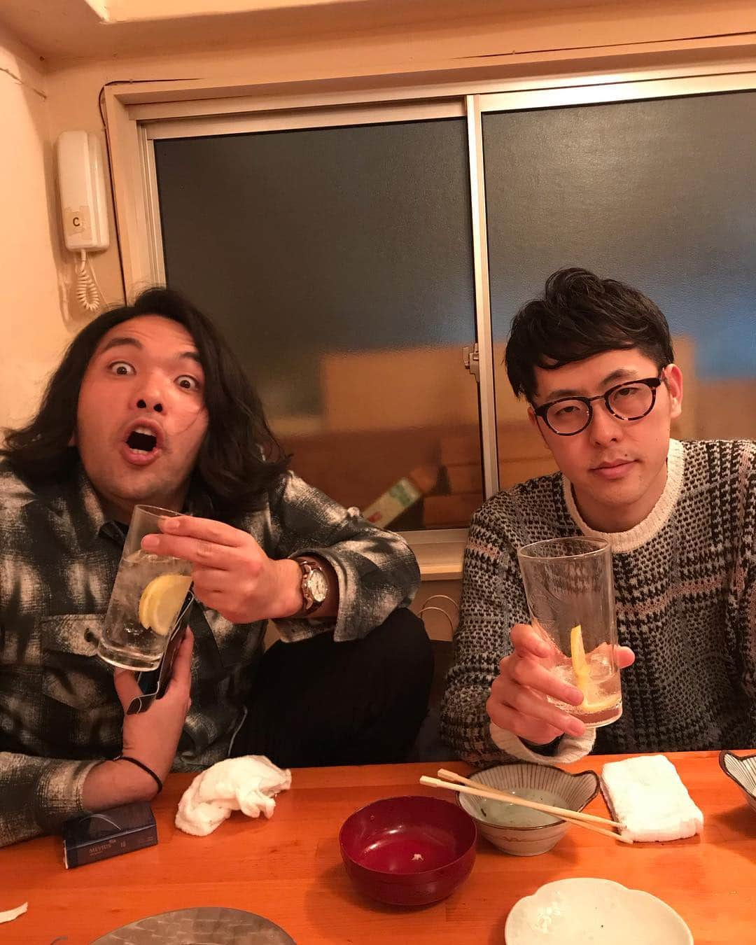 ゆうへいさんのインスタグラム写真 - (ゆうへいInstagram)「昨日はバスツアーにドゥユ漫ありがとうございましたー！！！ 来月は4/18の19:30開演でございます。  青空監督のOPVもカッコ良かったですね。  盛山くんも交えて打ち上げ！  ではまた来月。他のライブも沢山来てねー！！！ #吉田たち #漫才 #双子 #マユリカ中谷 #喉高音死」3月20日 10時58分 - tachianija