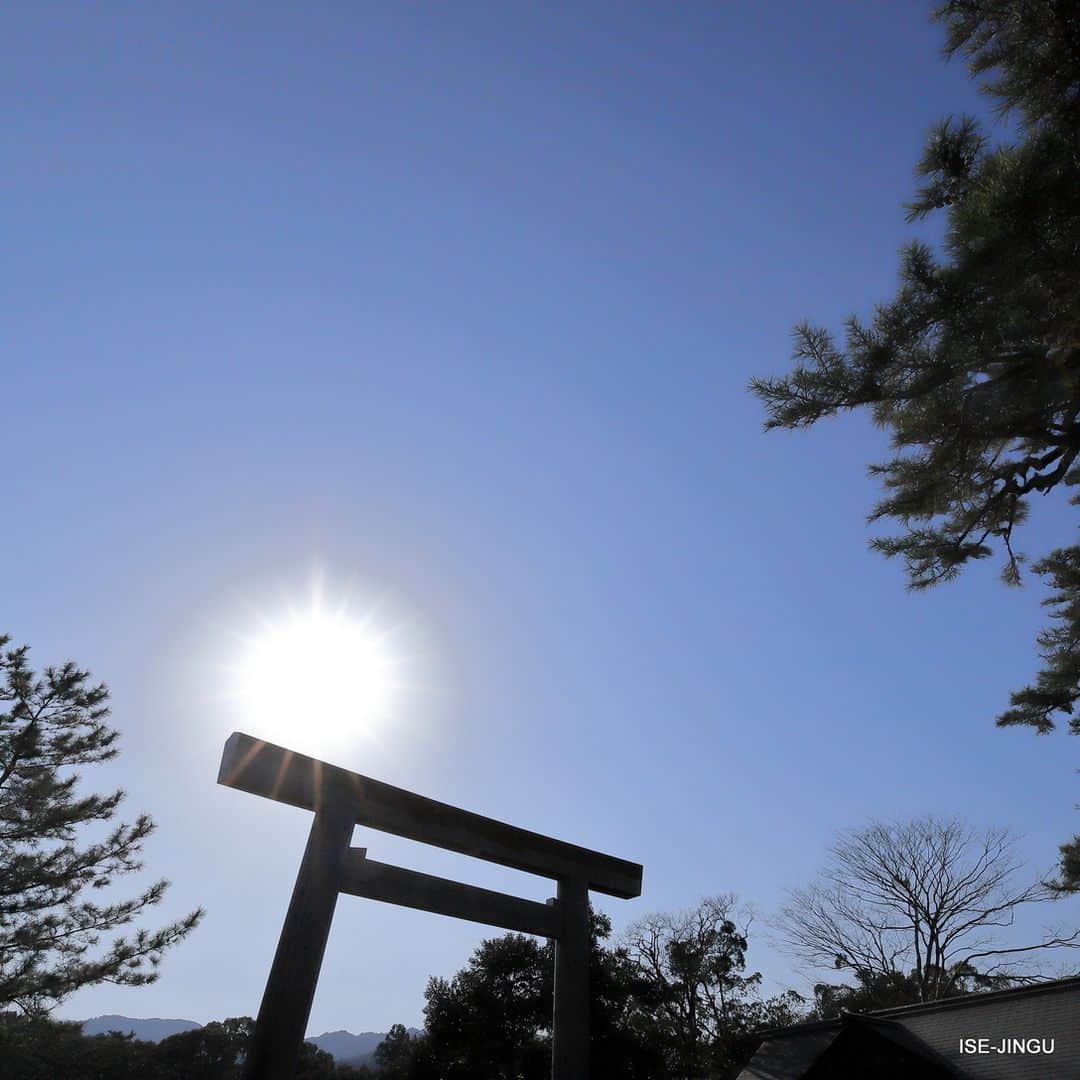 伊勢神宮さんのインスタグラム写真 - (伊勢神宮Instagram)「#伊勢神宮 #神宮 #神社 #心のふるさと #内宮 #宇治橋 #鳥居 #日の出 #朝日 #ISEJINGU #JINGU #SOUL_of_JAPAN #Japan #Jinja #Shinto #Naiku #Ujibashi_Bridge #Torii #Sunrise」3月20日 11時00分 - isejingu.official