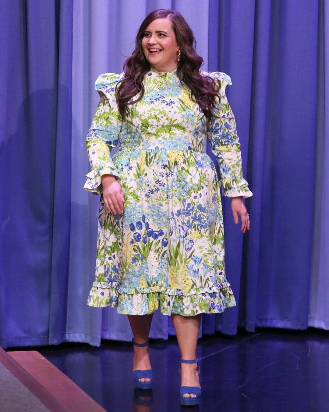 エイディー・ブライアントのインスタグラム：「thanks for having me @fallontonight 💙🌱💙 photos by andrew lipovsky/NBC」