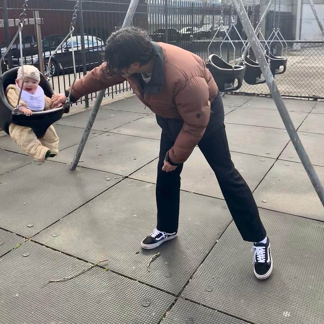 のインスタグラム：「Happy time with family. 暖かかった週末は家族でのんびり公園へ。 娘は初めてのブランコに大喜びでした。  最近、小次郎の存在をしっかり認識し出した娘は コジが近くに来るとキャッキャと嬉しそうなんだけど まだまだ力の加減が分からないので強く尻尾を掴んだり顔叩いちゃったり、、小次郎びっくりウーー（怒） なんて事もちょくちょく。距離感を観察中です🐕🚼 #aboutweekend #nyc #babygirl #6monthsold  #犬と赤ちゃん #ニューヨーク #海外育児」