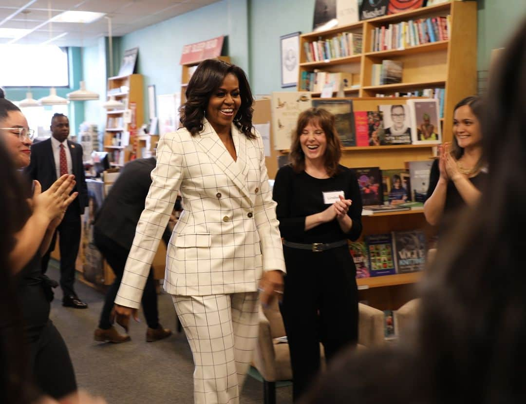 ミシェル・オバマさんのインスタグラム写真 - (ミシェル・オバマInstagram)「Today I stopped by one of Portland's locally-owned bookstores, @BroadwayBooks, and spent time with a group of young professional women who are juggling careers, relationships, and children, and trying to find a little time for themselves too. We talked about the importance of self-care and finding a group of women to support us through all our ups and downs as we try to manage our chaotic lives. And you don’t have to be here in Portland to take part in this conversation—let me know what you and your book clubs have been discussing! #IAmBecoming」3月20日 11時08分 - michelleobama