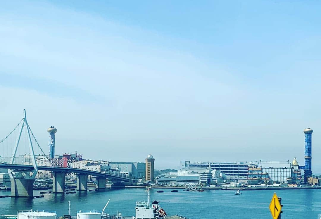 浜平恭子さんのインスタグラム写真 - (浜平恭子Instagram)「関西空港に到着*･゜ﾟ･*:.｡..｡.:*･'(*ﾟ▽ﾟ*)'･*:.｡. .｡.:*･゜ﾟ･* 神戸へ急げ〜💨 この景色を見ると、サマソニが待ち遠しくなるな🎶  #日韓カップル #日韓夫婦 #日韓往復 #ラジオDJ #浜平恭子 #KissFMKOBE #한일커플 #한일부부 #한일왕복 #라디오DJ #하마히라쿄코 #오사카 #고베 #칸사이공항 #제주항공 #関西空港 #神戸 #チェジュ航空」3月20日 11時18分 - hamahi1231