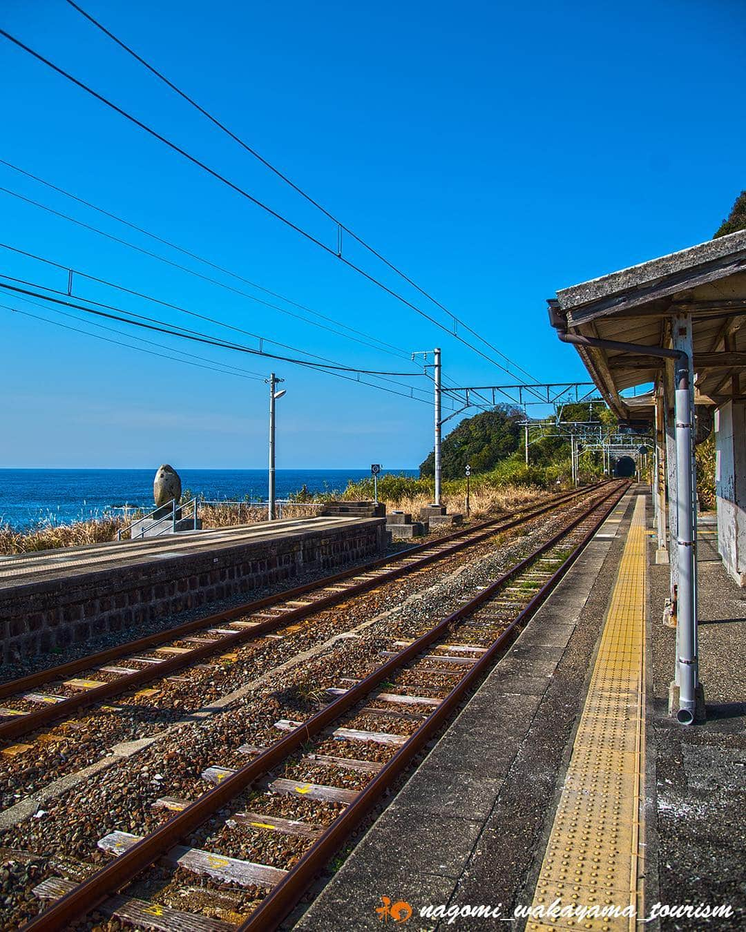 和みわかやまさんのインスタグラム写真 - (和みわかやまInstagram)「海の見える駅「和深駅」🚉‼️こちらは串本町にある無人駅で、映画にも登場したり、カメラのホームページでも紹介されるなど、とても人気の駅で、のんびり海を眺めてたい気分になりますよ😎 . 現在、和みわかやまっぷキャンペーンとwakayama800モバイルスタンプラリーを実施中ですので、皆様是非ご応募くださいね♫たくさんのご応募お待ちしております〜👏どちらもアカウントはフォローしてね💕 #nagomi_wakayama #wakayama #insta_wakayama #visitwakayama #串本町 #和深 #青空 #絶景 #海の見える駅 #海の見える #きれい #和歌山県 #行きたい #のんびり #海岸 #和歌山 #駅 #bluesky #wakayama #無人駅 #blue #景色 #景色最高 #ソニー #スポット #景色が綺麗 #sea #ホーム #水 #海」3月20日 11時19分 - nagomi_wakayama_tourism