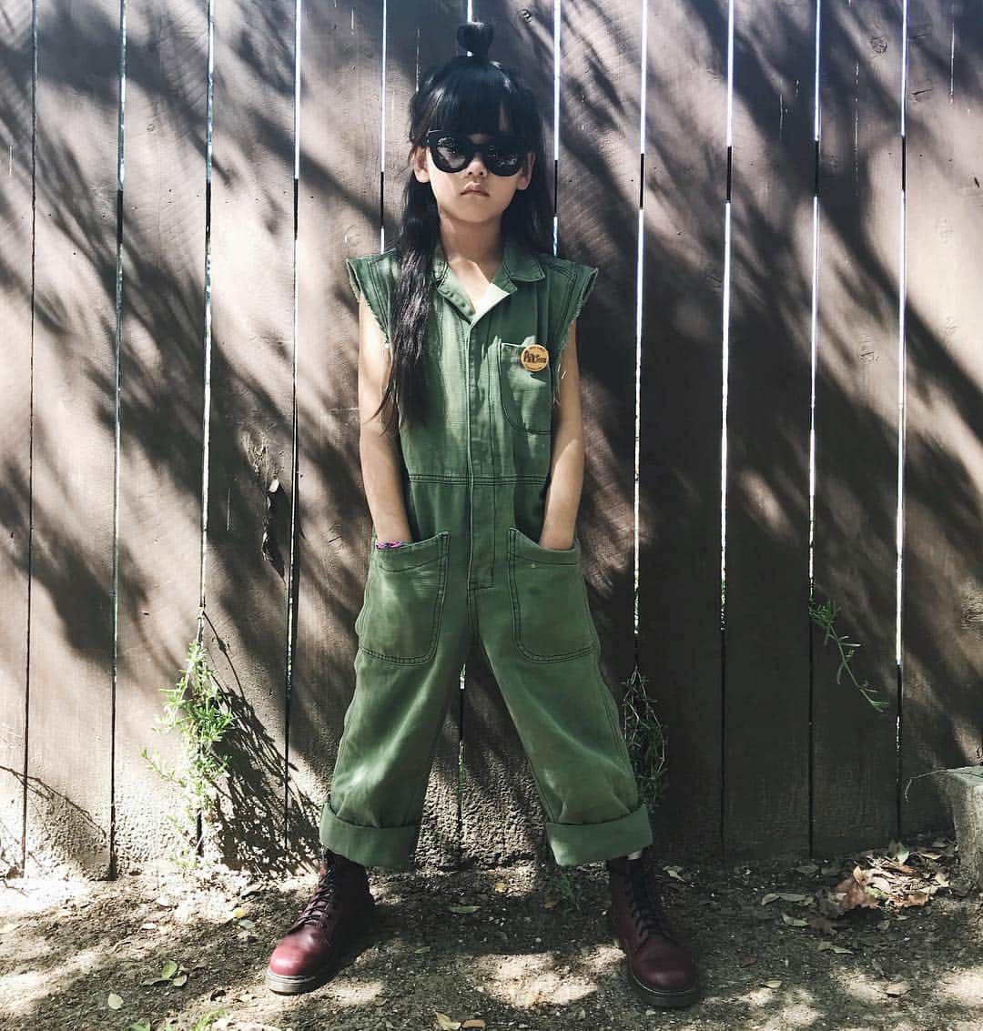 のインスタグラム：「🌾 Jumpsuit: @oneteaspoon_ Boots: @drmartensofficial Sunnies: @wearesonsanddaughters」