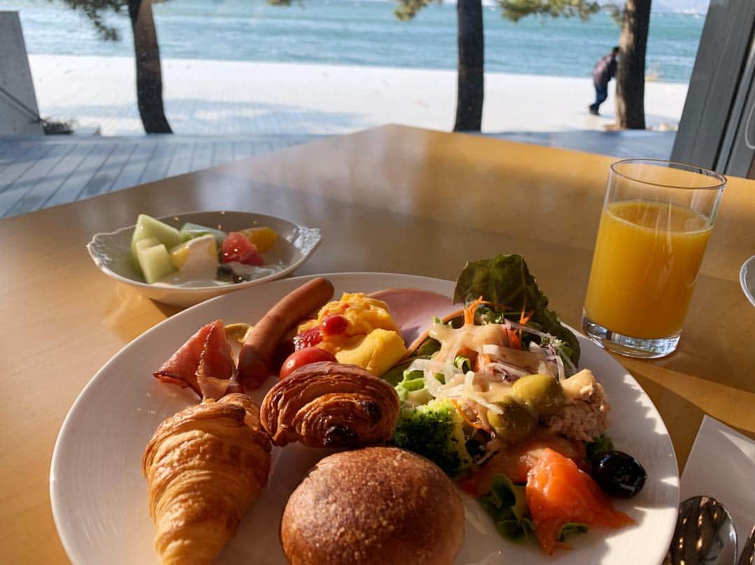 海下真夕さんのインスタグラム写真 - (海下真夕Instagram)「. 早く食べ物食べたい。。。 飲み物だけの生活はもうやだょ😔 食べること大好き😋 美味しいものを当たり前のように食べることができるって、改めてありがたいなぁ。 食べることは生きること。 食べてる時の私、本当幸せそうな顔してるよね😂 #いとこいし#食物 #急性胃腸炎 #直島#旅行記#20190316 #benessehouse#海の星 #breakfast」3月20日 11時20分 - kaigeworld