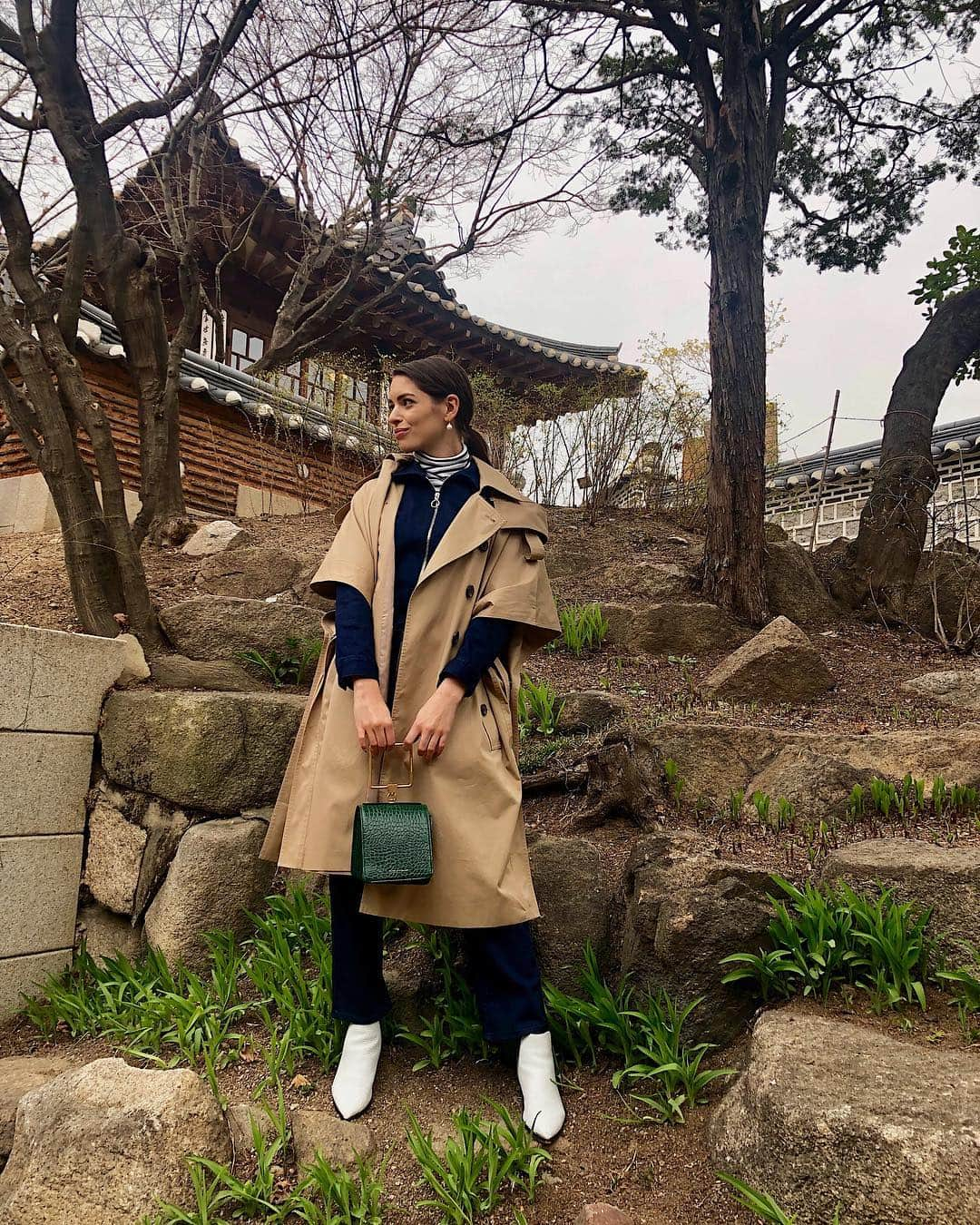 barneysnyofficialさんのインスタグラム写真 - (barneysnyofficialInstagram)「Greetings from Seoul, South Korea with a local @margesherwood_official bag in hand! Our team is on the ground covering Seoul Fashion Week. Tap to shop @nicole_spell ‘s look and follow us on IGS as we discover the collections and explore the city. #BNYCityGuide」3月20日 11時24分 - barneysny