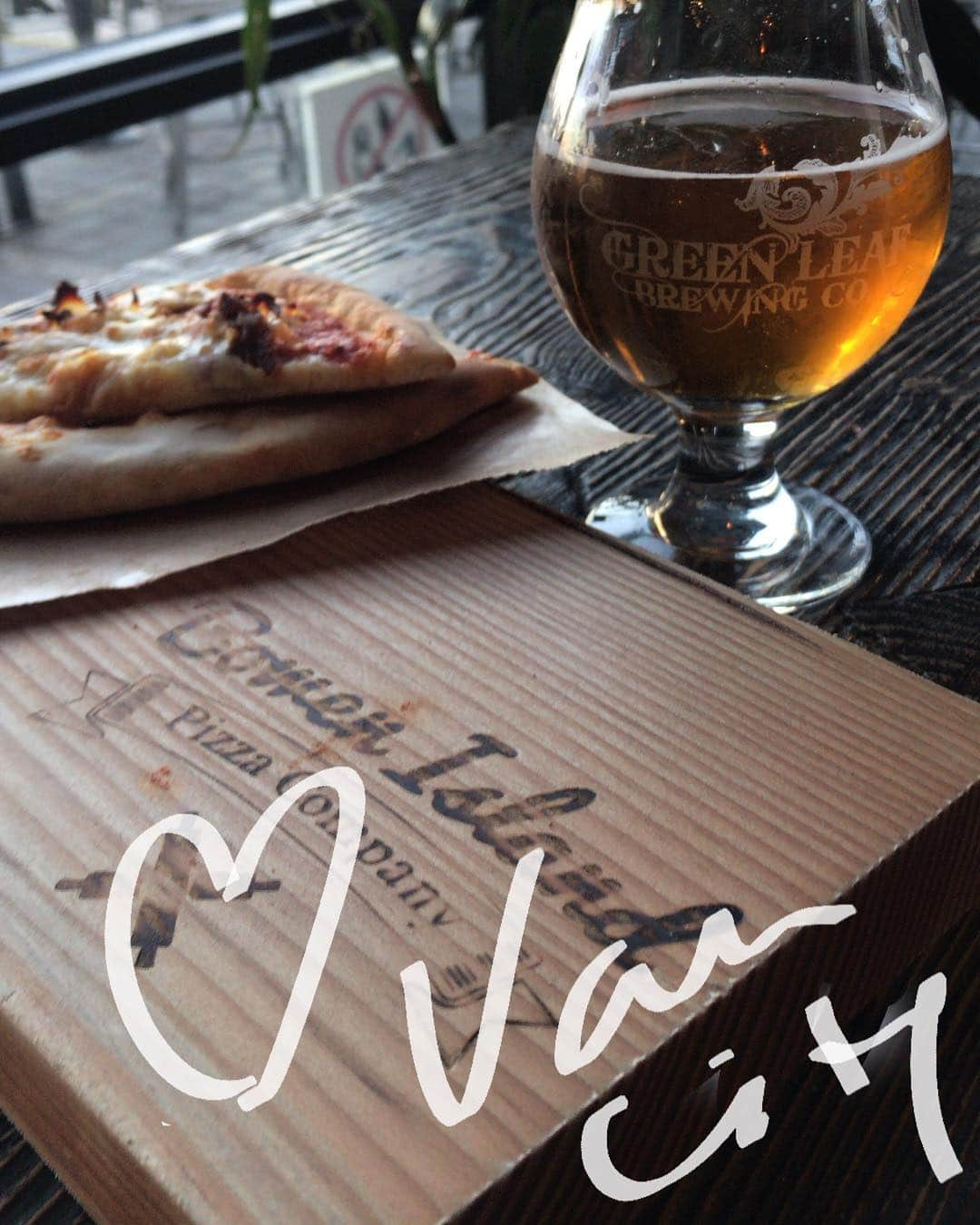 シャロン・ローレンスさんのインスタグラム写真 - (シャロン・ローレンスInstagram)「#Happyhour in Vancouver 👍🏻@greenleafbrew @bowenislandpizzaco」3月20日 11時29分 - sharonelawrence