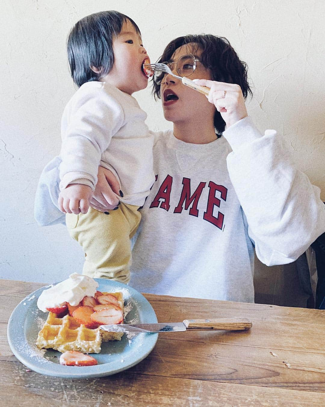 0703maiさんのインスタグラム写真 - (0703maiInstagram)「🍴👶🏻🍓 . . 📍cafe Sanctuary  絶品waffleだった😋 チョコバナナ🍌waffleも プリン🍮も食べてみたいから また行きたいなーっ♡ ぴっぴはいちご🍓大好きだから いちご2列も食べちゃった。笑 いちごを待ってる口がたまんなく可愛いから ストーリー載せます。← . . 可愛いスウェットはおニュー✌︎ @meidy_official 今日21:00から発売の新作だよ‼️デニムトレンチも気になるっ 全身のコーデはまた後ほどアップさせて下さいっ🥺❤️ . . #赤ちゃんのいる生活 #どこ行くのも一緒  #カフェデート #カフェ巡り #趣味 #ママの趣味 #ワッフル #イチゴワッフル #苺 #カフェサンクチュアリ #西新井カフェ #スウェットコーデ #春コーデ . . . ぴっぴも午前寝から起きたから お昼食べたらお散歩行こうかな♡ #うちの可愛いメンズ達🙋🏻‍♂️👦🏻👶🏻」3月20日 11時34分 - 0703mai