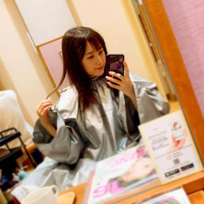 小松彩夏さんのインスタグラム写真 - (小松彩夏Instagram)「またまた役のために髪の毛を暗くして、長さを5センチほどカットしてもらいました！！﻿ ﻿ 1枚目の写真は染めた後、切る前ね。﻿ ﻿ こんなに暗いのは久しぶりです(笑)﻿ ﻿ 地毛より暗いので、なかなか見慣れない。。。笑﻿ ﻿ この暗さでも透明感をだしてくれる、かなみさんに感謝。﻿ ﻿ 大人気(？)の階段動画も一緒にUPしておきますね。笑﻿ ﻿ ﻿ #美容室 #ヘアサロン #表参道  #Maris #癒し #メンテナンス #maintenance #レイヤー #カット #カラー #トリートメント #treatment  #hair #follow #instagood #階段 #上手に #登れたよ」3月20日 11時35分 - official_ayaka_502