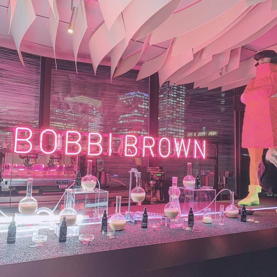 三浦あくりさんのインスタグラム写真 - (三浦あくりInstagram)「@bobbibrownjapan  IntensiveSkinSerumFoundationの 4周年記念パーティーへ♡ 会場で薄っすらファンデーションをのせていただき…（1枚目、3枚目） 薄くのせてもツヤツヤのうるうるであくり好み🥺💓 美容液成分配合な上にspfもしっかり！さらにファンデーションにありがちなもったり感もない完璧ファンデーション🥺🥺🥺 #ボビイブラウン#美容液ファンデ #ツヤ肌#ツヤ肌ファンデ#美容液#pr」3月20日 11時35分 - akurimiura