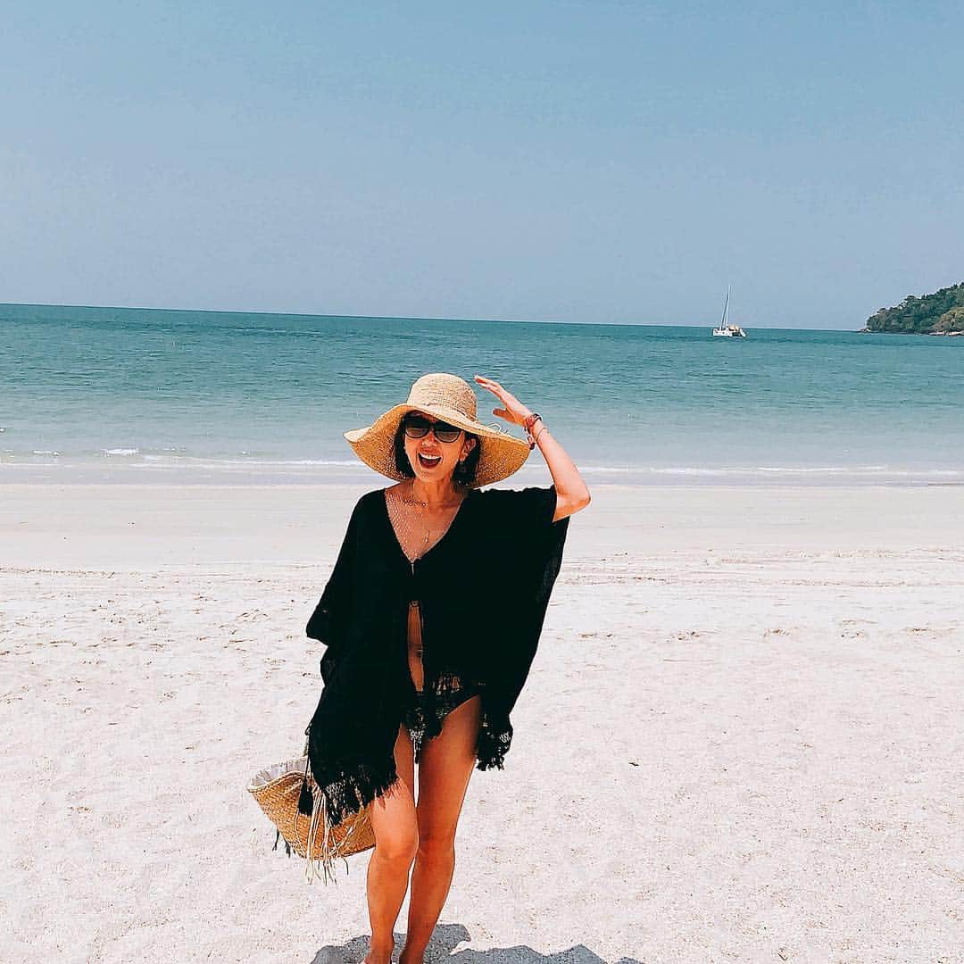 坂田陽子さんのインスタグラム写真 - (坂田陽子Instagram)「Malaysiaの西側に位置するリゾート、ランカウイ島に行ってきました。  初日、2日目とお世話になったのは 賑やかな #パンタイチェナンロード 沿いにあるこぢんまりとしたおこもり感溢れるホテル。地中海風のピンクの壁が可愛らしい CASA del MAR ・ フロントを抜けると中庭に緑とプルメリアの花に彩られたプールやBARがあり、 その先には白い砂浜が続くエメラルドグリーンに輝くプライベートビーチ🏖 一瞬で、この旅が特別なものになるなぁ、って感じた😆 ・ ・ #casadelmar #malaysiamagazine  #thanks #malaysia #マレーシア #langkawi #ランカウイ  #resort #island #trip #旅 #beachfront #beachbar #おこもり感 #こぢんまり  #resorthotel」3月20日 11時43分 - yokosakata