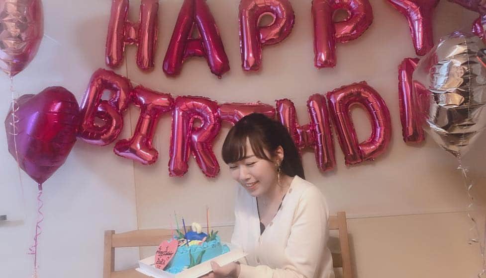沢辺りおんさんのインスタグラム写真 - (沢辺りおんInstagram)「昨日は遅すぎる軽辺のお誕生日会をサプライズでしました。 喜んでるくれてとっても嬉しかった🤤💓💕 4枚目の写真は 軽辺が来る前に、準備終わったという事で、とりあえず5人＋🐶ショット撮っておいた。笑  バルーンも、ケーキも喜んでくれて胸が一杯になりました。  久々にみんなにもあえて、とても嬉しかった！  #東京クリアーズ  #元メンバー #お誕生日 #サプライズ #バルーン #お寿司 #出前した #蟹 #いらないわ」3月20日 11時53分 - rionsawabe