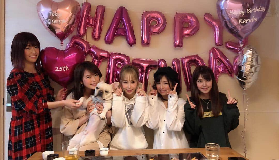 沢辺りおんさんのインスタグラム写真 - (沢辺りおんInstagram)「昨日は遅すぎる軽辺のお誕生日会をサプライズでしました。 喜んでるくれてとっても嬉しかった🤤💓💕 4枚目の写真は 軽辺が来る前に、準備終わったという事で、とりあえず5人＋🐶ショット撮っておいた。笑  バルーンも、ケーキも喜んでくれて胸が一杯になりました。  久々にみんなにもあえて、とても嬉しかった！  #東京クリアーズ  #元メンバー #お誕生日 #サプライズ #バルーン #お寿司 #出前した #蟹 #いらないわ」3月20日 11時53分 - rionsawabe