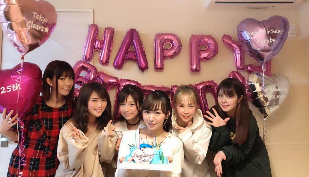 沢辺りおんさんのインスタグラム写真 - (沢辺りおんInstagram)「昨日は遅すぎる軽辺のお誕生日会をサプライズでしました。 喜んでるくれてとっても嬉しかった🤤💓💕 4枚目の写真は 軽辺が来る前に、準備終わったという事で、とりあえず5人＋🐶ショット撮っておいた。笑  バルーンも、ケーキも喜んでくれて胸が一杯になりました。  久々にみんなにもあえて、とても嬉しかった！  #東京クリアーズ  #元メンバー #お誕生日 #サプライズ #バルーン #お寿司 #出前した #蟹 #いらないわ」3月20日 11時53分 - rionsawabe