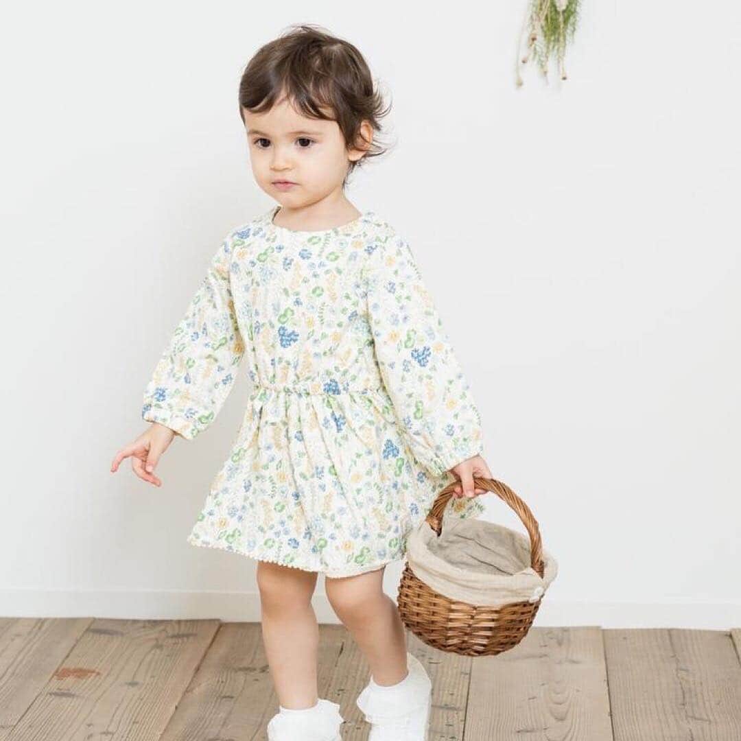 のインスタグラム：「. New arrival！ nicorito（ニコリト）春の新作が入荷しました。 . 可愛らしいミモザフラワープリントのワンピースは春らしさ満点！ nicorito春の新作は、小花柄アイテムが充実。 お買い求めやすい価格も魅力です♪ . ミモザ＆フラワーのワンピース ブルー・ピンク. ¥2,052(税込) . nicoritoは、smarbyモールからご覧ください♪ https://smarby.jp/sales/8890 . #nicorito#ニコリト#2019ss#春の新作#春コーデ#小花柄ワンピース#ベビー服#ベビーファッション#ベビーコーディネート#デイリーコーデ#子供服コーデ#ベビーとお出かけ#smarby#スマービー#子供服通販」