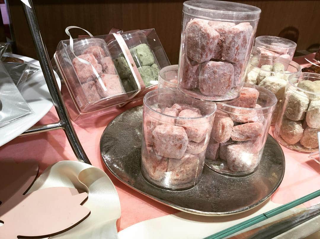 のインスタグラム：「. . 『京ほろろ 桜』 . 発酵バターとヘーゼルナッツを使った、ほろっとした食感の京ほろろシリーズ。 . 桜のフレーバーが新しく登場しました✨ . 春の季節を感じていただける商品です🌸 . . . #サロンドロワイヤル京都 #サロンドロワイヤル #京都 #京都スイーツ #京都カフェ #チョコレートショップ #ショコラトリー #パティスリー #chocolatier #salonderoyal #焼き菓子 #ヘーゼルナッツ #桜」