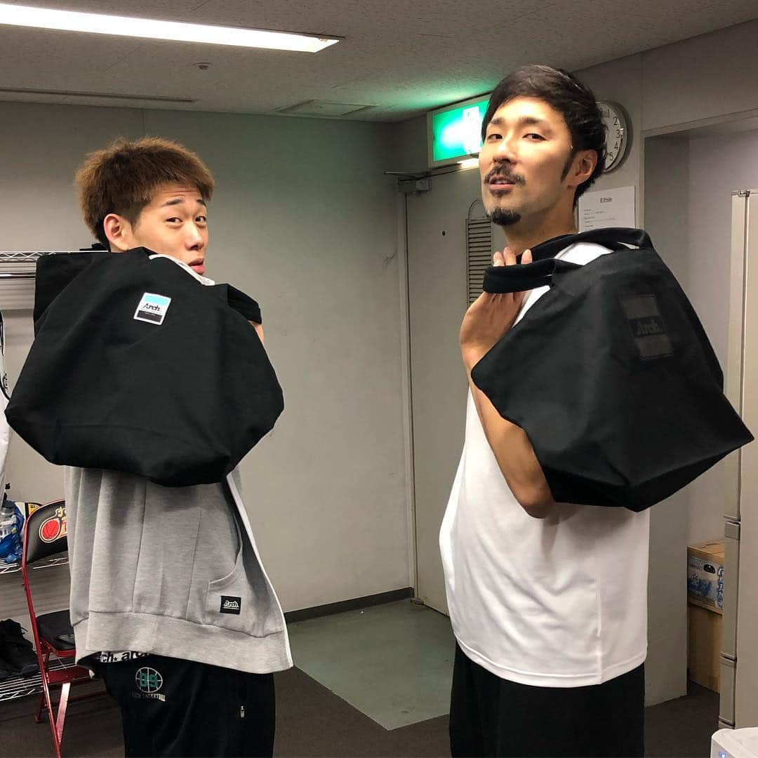 藤高宗一郎さんのインスタグラム写真 - (藤高宗一郎Instagram)「このバッグほんまに使いやすい！ めっちゃ入るし遠征でも大活躍です(^^) ファスナー付きで振り回しても中の荷物飛んでいきません🙆🏻‍♂️ ネゴさんとお揃いになってしまった‥ @arch_bal  いつもサポートありがとうございます！ #アーチ #arch #arch_bal  #arch_baller #ネゴさんカチってる #カッチカチ #ギラギラ #いつまでも付いていきます #いつもお世話になってます」3月20日 11時47分 - ssou3